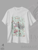تیشرت سفید طرح دار زن در مرغزاری با گل های قرمز، دکور معاصر اثر فانیتسا پترو | فروشگاه ایماژ