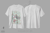 تیشرت سفید طرح دار زن در مرغزاری با گل های قرمز، دکور معاصر اثر فانیتسا پترو | فروشگاه ایماژ