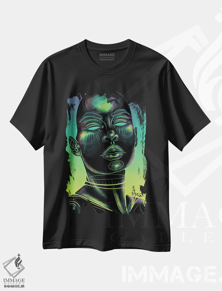 تیشرت مشکی طرح دار هولوگرافیک، هنر آمریکایی آفریقایی تبار اثر نیدیا دراز | فروشگاه ایماژ