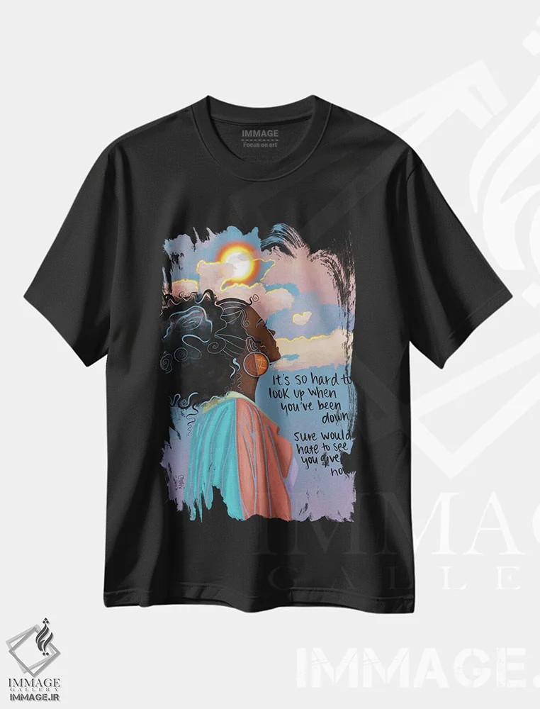 تیشرت مشکی طرح دار "لبخند"، هنر آمریکایی آفریقایی تبار اثر نیدیا دراز | فروشگاه ایماژ