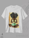تیشرت سفید طرح دار "مدیتیشن"، هنر آمریکایی آفریقایی تبار اثر نیدیا دراز | فروشگاه ایماژ