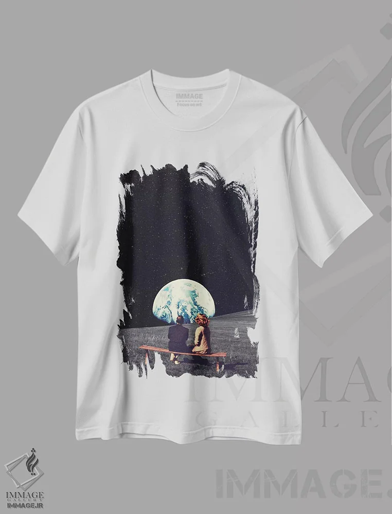 تیشرت سفید طرح دار "قبلاً آنجا زندگی می کردیم"، هنر فاخر معاصر اثر فرانک موس | فروشگاه ایماژ