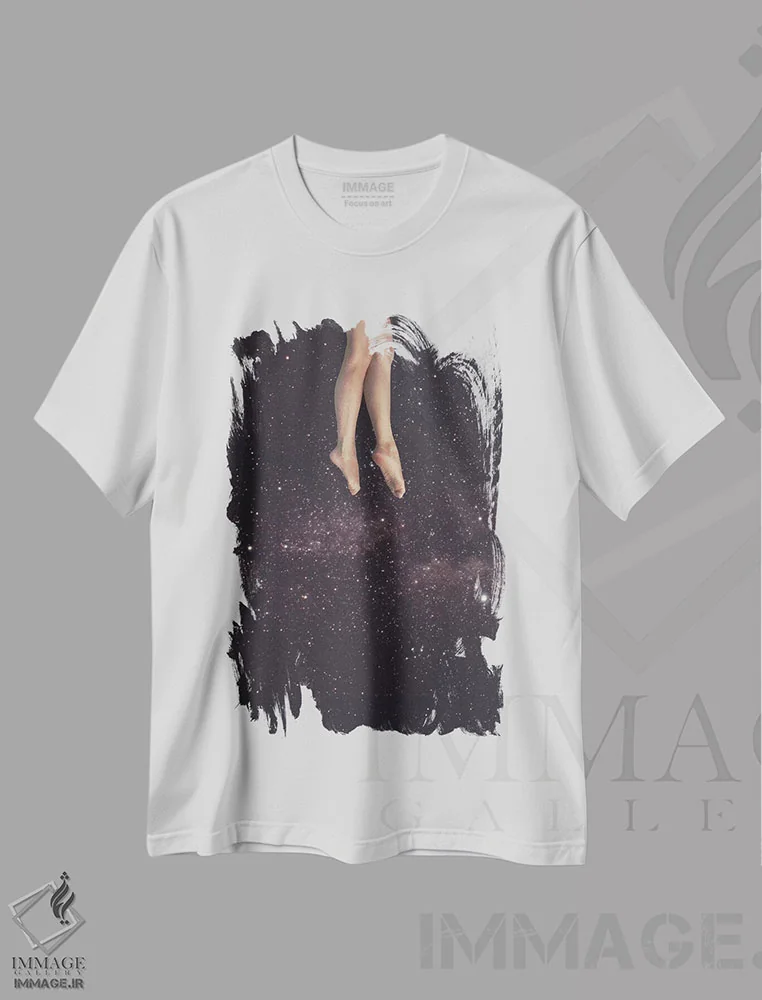 تیشرت سفید طرح دار معلق در فضا، عکاسی ترکیبی اثر فرن رودریگز | immage.ir
