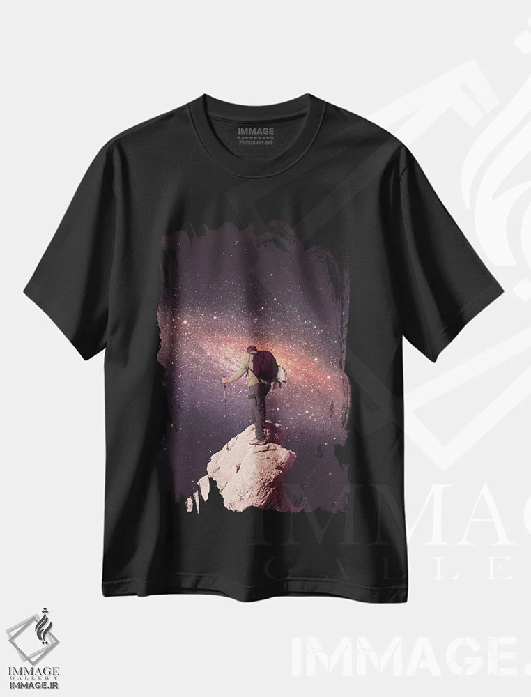 تیشرت مشکی طرح دار گردشگر فضایی، عکاسی ترکیبی اثر فرن رودریگز | فروشگاه ایماژ