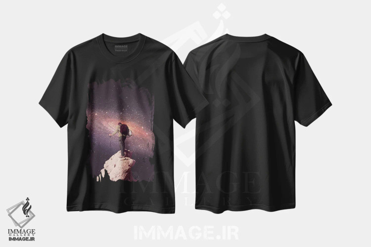 تیشرت مشکی طرح دار گردشگر فضایی، عکاسی ترکیبی اثر فرن رودریگز | فروشگاه ایماژ