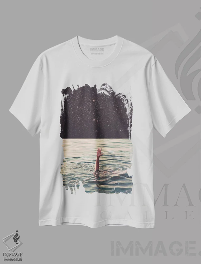 تیشرت سفید طرح دار غرق در فضا، عکاسی ترکیبی اثر فرن رودریگز | immage.ir