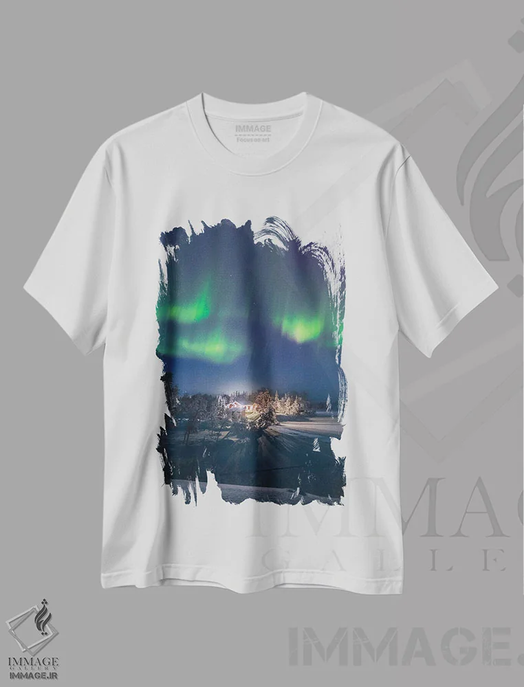 تیشرت سفید طرح دار کلبهٔ شفق شمالی در نروژ، مدیوم اثر استفن فوس بک | immage.ir