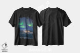 تیشرت مشکی طرح دار کلبهٔ شفق شمالی در نروژ، مدیوم اثر استفن فوس بک | فروشگاه ایماژ