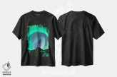 تیشرت مشکی طرح دار هاله شفق قطبی، مدیوم اثر استفن فوس بک | immage.ir