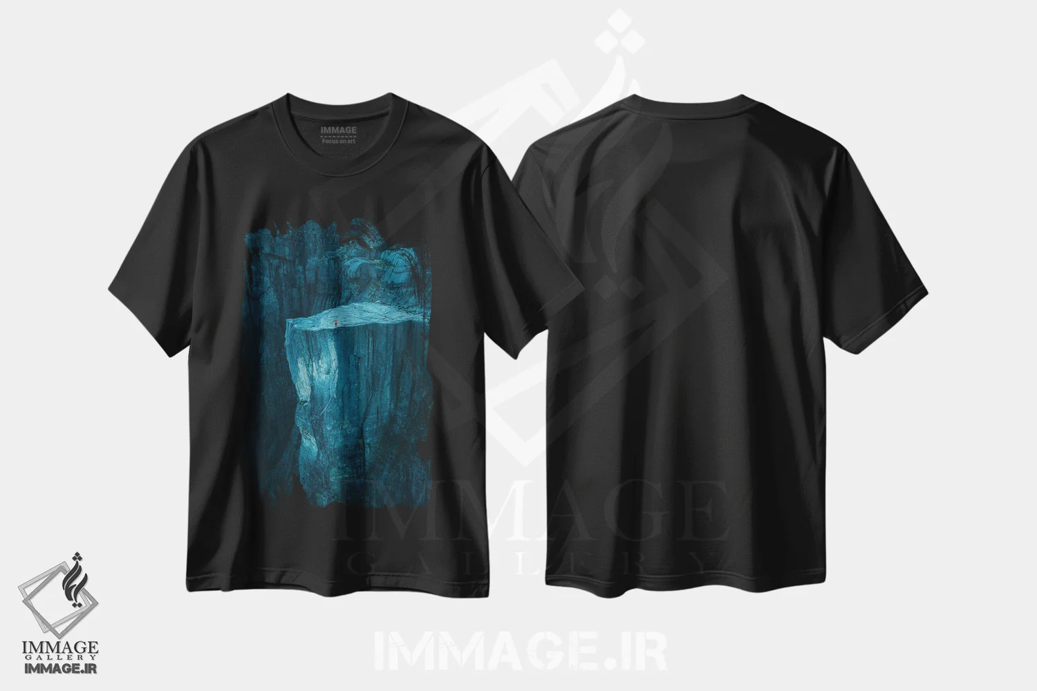 تیشرت مشکی طرح دار تنها بر فراز سخنرانی گاه، مدیوم اثر استفن فوس بک | immage.ir
