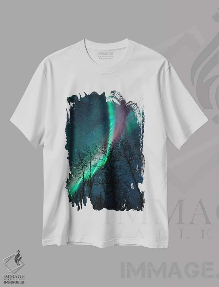 تیشرت سفید طرح دار شفق قطبی لابه لای درختان، مدیوم اثر استفن فوس بک | فروشگاه ایماژ