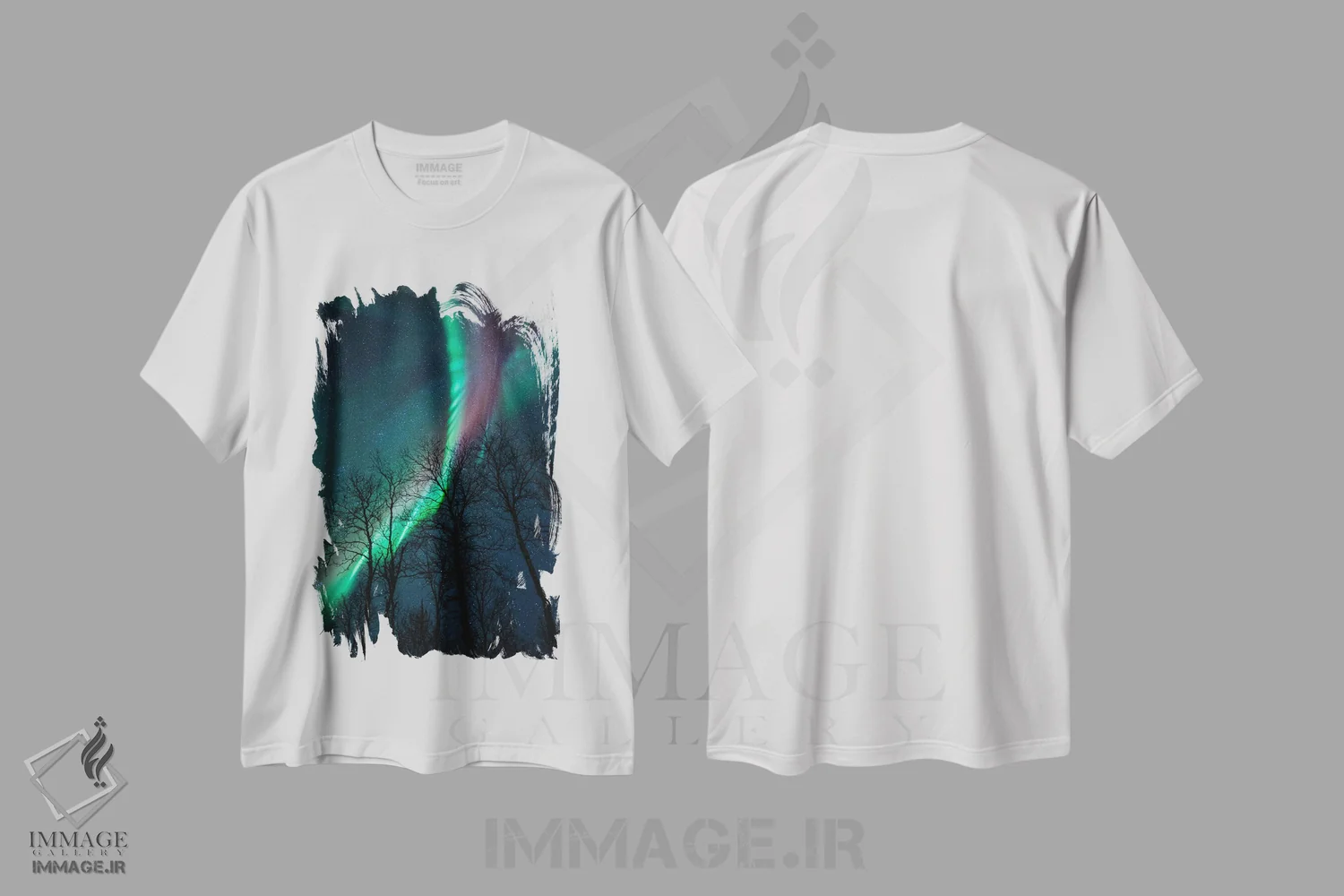 تیشرت سفید طرح دار شفق قطبی لابه لای درختان، مدیوم اثر استفن فوس بک | فروشگاه ایماژ