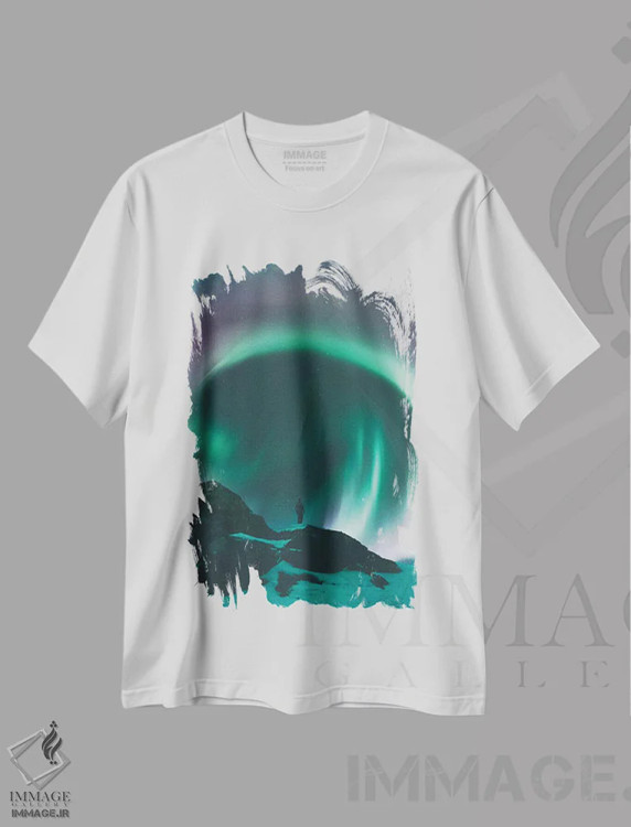 تیشرت سفید طرح دار دروازهٔ شفق قطبی، سنیا، نروژ، مدیوم اثر استفن فوس بک | immage.ir
