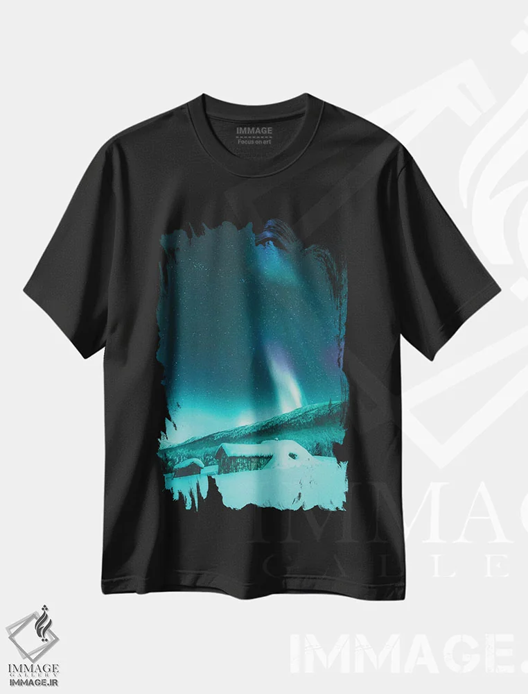 تیشرت مشکی طرح دار کلبهٔ صدساله در سنیا، نروژ، دکور تعطیلات اثر استفن فوس بک | immage.ir