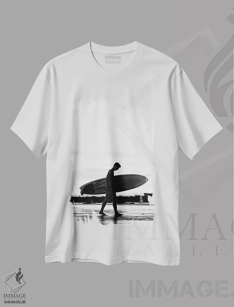 تیشرت سفید طرح دار پسر موج سوار، عکاسی سیاه و سفید اثر گال دیزاین | فروشگاه ایماژ