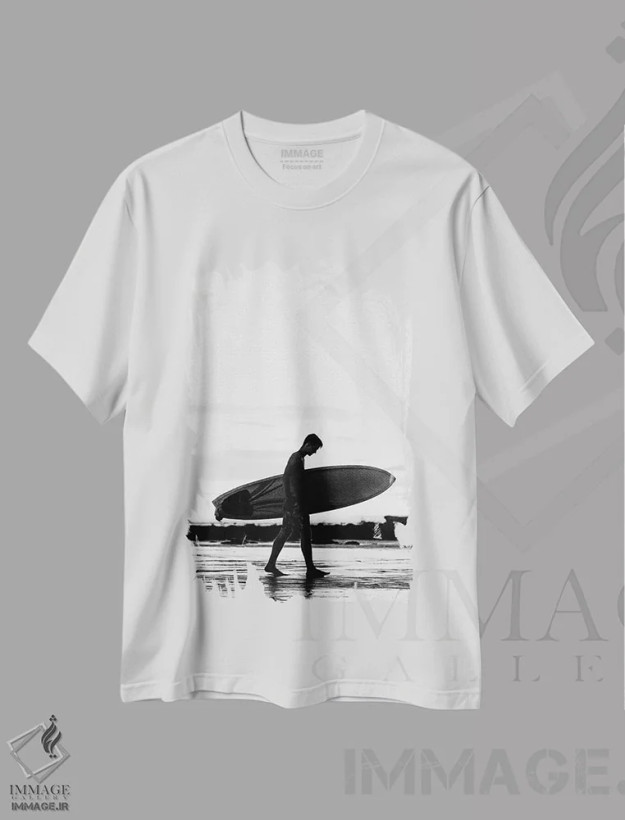 تیشرت سفید طرح دار پسر موج سوار، عکاسی سیاه و سفید اثر گال دیزاین | فروشگاه ایماژ