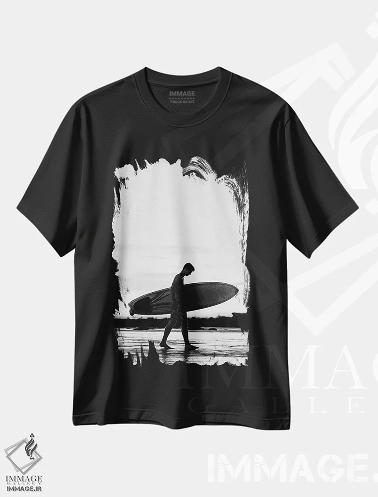 تیشرت مشکی طرح دار پسر موج سوار، عکاسی سیاه و سفید اثر گال دیزاین | immage.ir