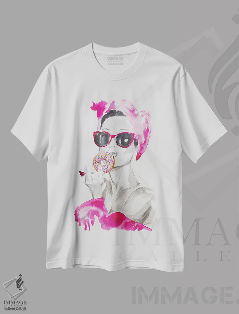 تیشرت سفید طرح دار وسوسه های صورتی، هنر فاخر معاصر اثر تارا گامل | immage.ir
