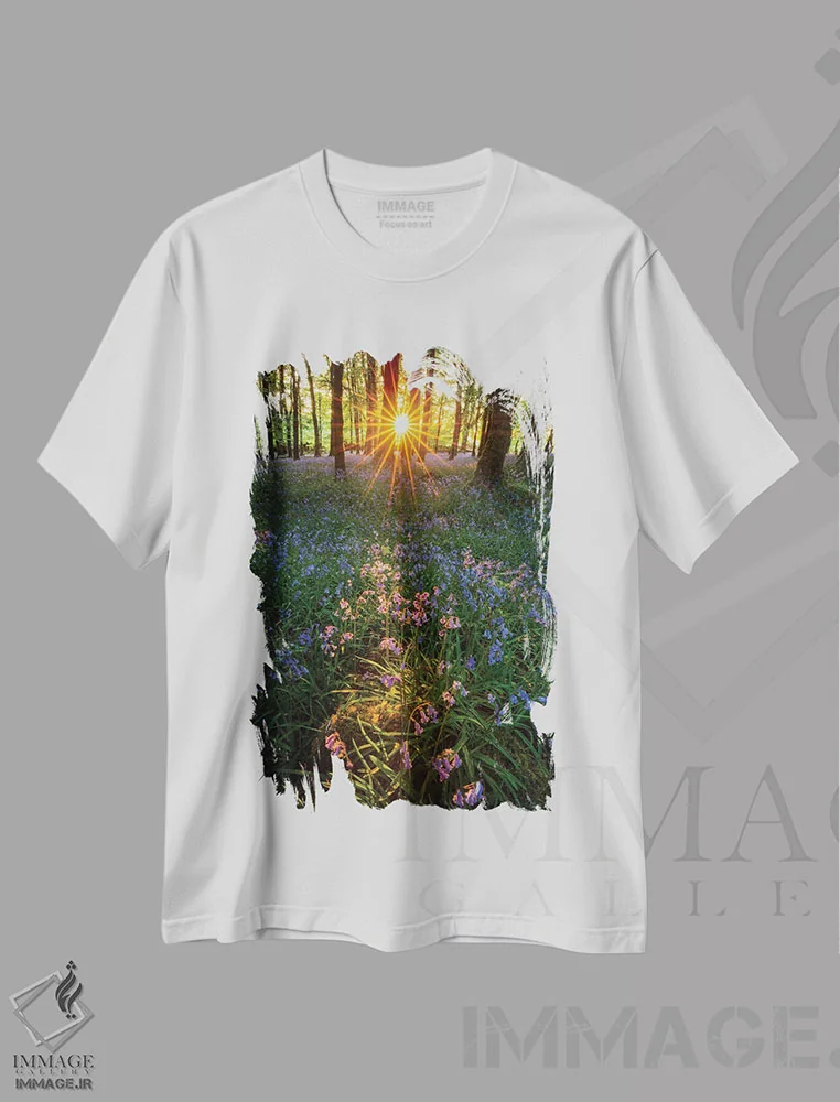 تیشرت سفید طرح دار غروب آفتاب در جنگل گل زنگوله ای دوم، مدیوم اثر گارث مک کورمک | immage.ir