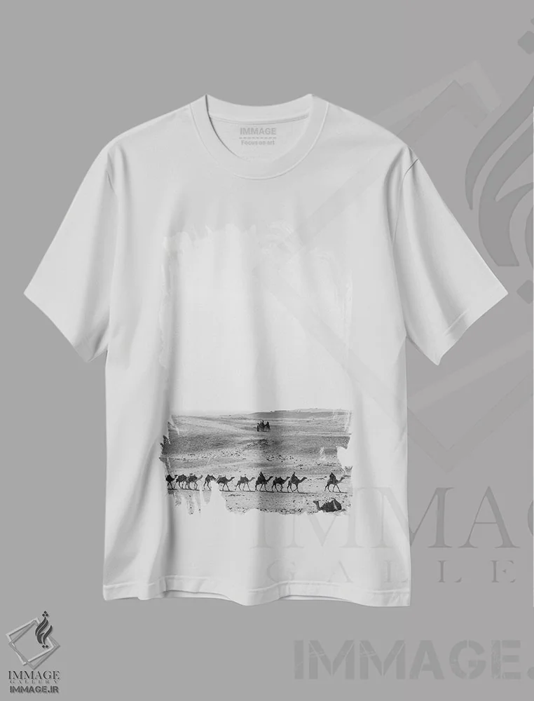 تیشرت سفید طرح دار مسیر شترها، عکاسی سیاه و سفید اثر گیلیارد برسسان | فروشگاه ایماژ