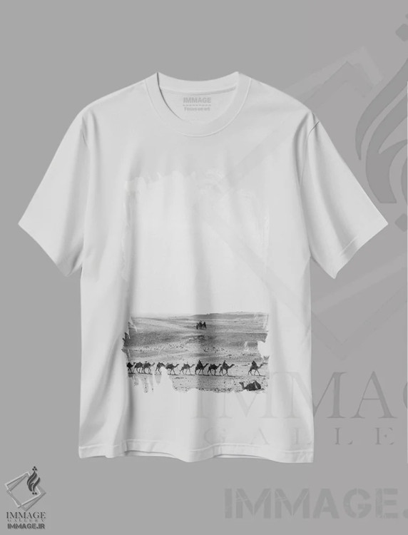 تیشرت سفید طرح دار مسیر شترها، عکاسی سیاه و سفید اثر گیلیارد برسسان | فروشگاه ایماژ