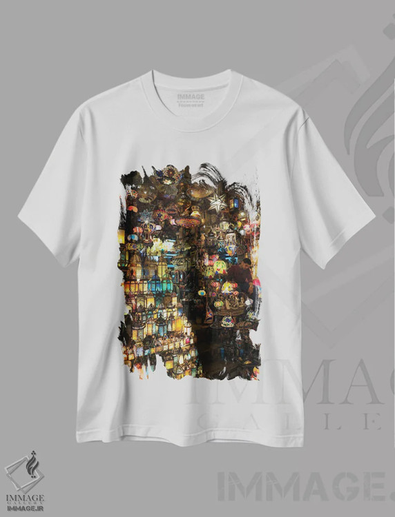 تیشرت سفید طرح دار بازار شب، عکاسی ترکیبی اثر گیلیارد برسسان | immage.ir