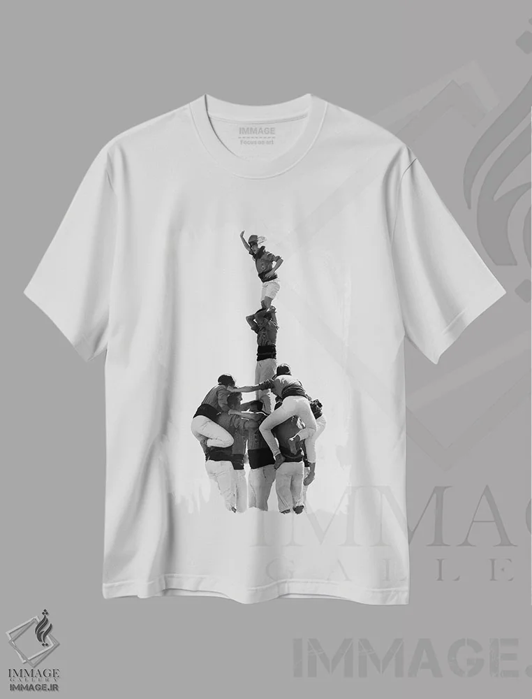 تیشرت سفید طرح دار برج انسانی، عکاسی سیاه و سفید اثر گیلیارد برسسان | immage.ir
