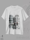 تیشرت سفید طرح دار ساختمان کج، عکاسی با رنگ های درخشان اثر گیلیارد برسسان | فروشگاه ایماژ