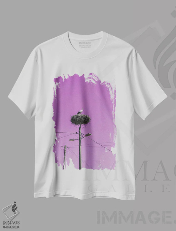 تیشرت سفید طرح دار آشیانه لک لک با آسمان صورتی، مدیوم اثر گیلیارد برسسان | immage.ir