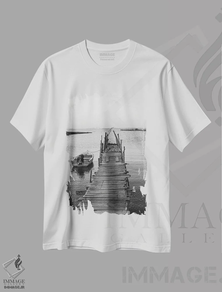 تیشرت سفید طرح دار اسکله قدیمی، عکاسی سیاه و سفید اثر گیلیارد برسسان | immage.ir