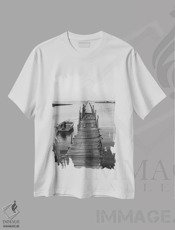 تیشرت سفید طرح دار اسکله قدیمی، عکاسی سیاه و سفید اثر گیلیارد برسسان | immage.ir