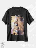 تیشرت مشکی طرح دار خانواده شیرها، مدیوم اثر جورج دیاچنکو | فروشگاه ایماژ