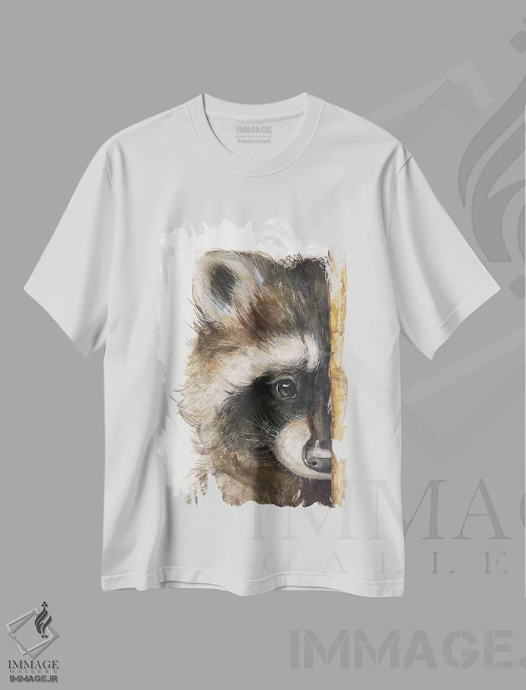تیشرت سفید طرح دار راکون با حصار چوبی، تزئینی اثر جورج دیاچنکو | immage.ir