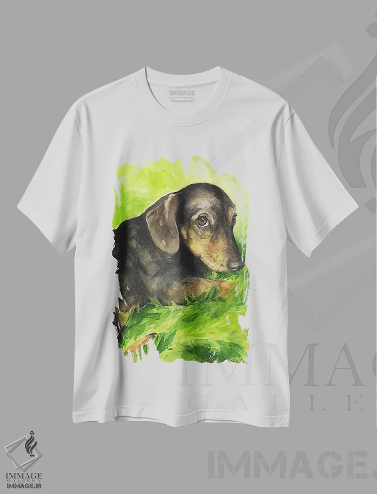 تیشرت سفید طرح دار داشهاند بامزه روی چمن، مدیوم اثر جورج دیاچنکو | immage.ir
