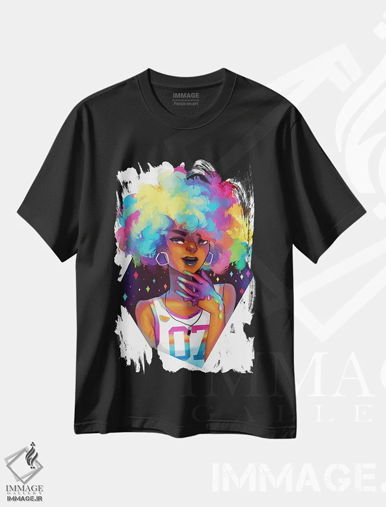 تیشرت مشکی طرح دار موی رنگین کمانی، هنر آمریکایی آفریقایی تبار اثر ژنووا بی | فروشگاه ایماژ