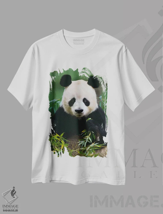 تیشرت سفید طرح دار پاندای غول پیکر در حال خوردن بامبو، چین، مدیوم اثر گری الیس | immage.ir