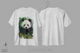 تیشرت سفید طرح دار پاندای غول پیکر در حال خوردن بامبو، چین، مدیوم اثر گری الیس | immage.ir