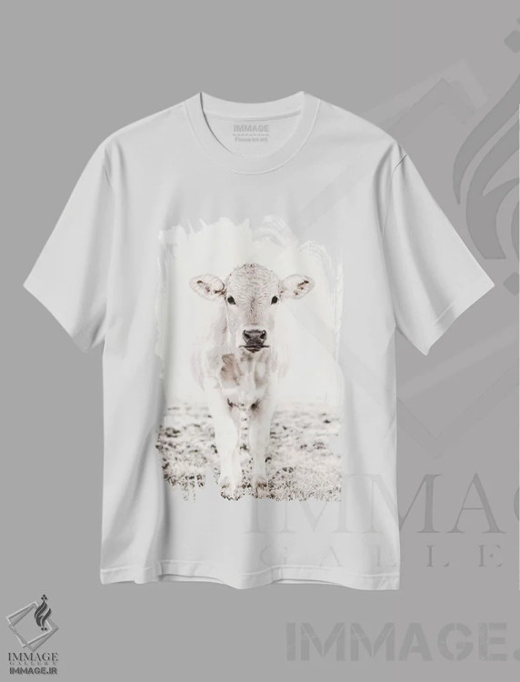 تیشرت سفید طرح دار گاو بور متمرد سفید، دکور روستایی اثر مونیکا استریگل | immage.ir