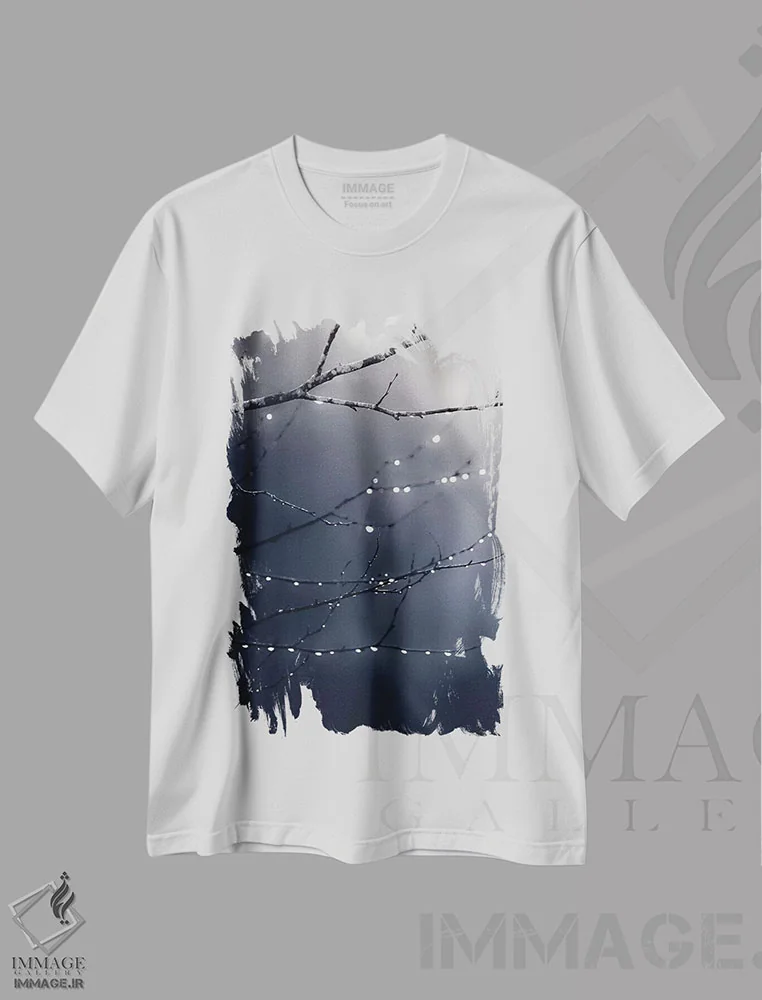 تیشرت سفید طرح دار جنگل سرمه ای تیره، دکور معاصر اثر مونیکا استریگل | فروشگاه ایماژ