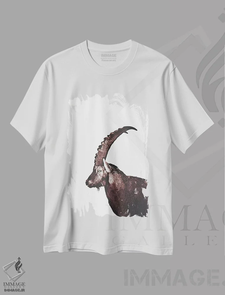 تیشرت سفید طرح دار بزماهی در برف، دکور کلبه و لژ اثر مونیکا استریگل | immage.ir