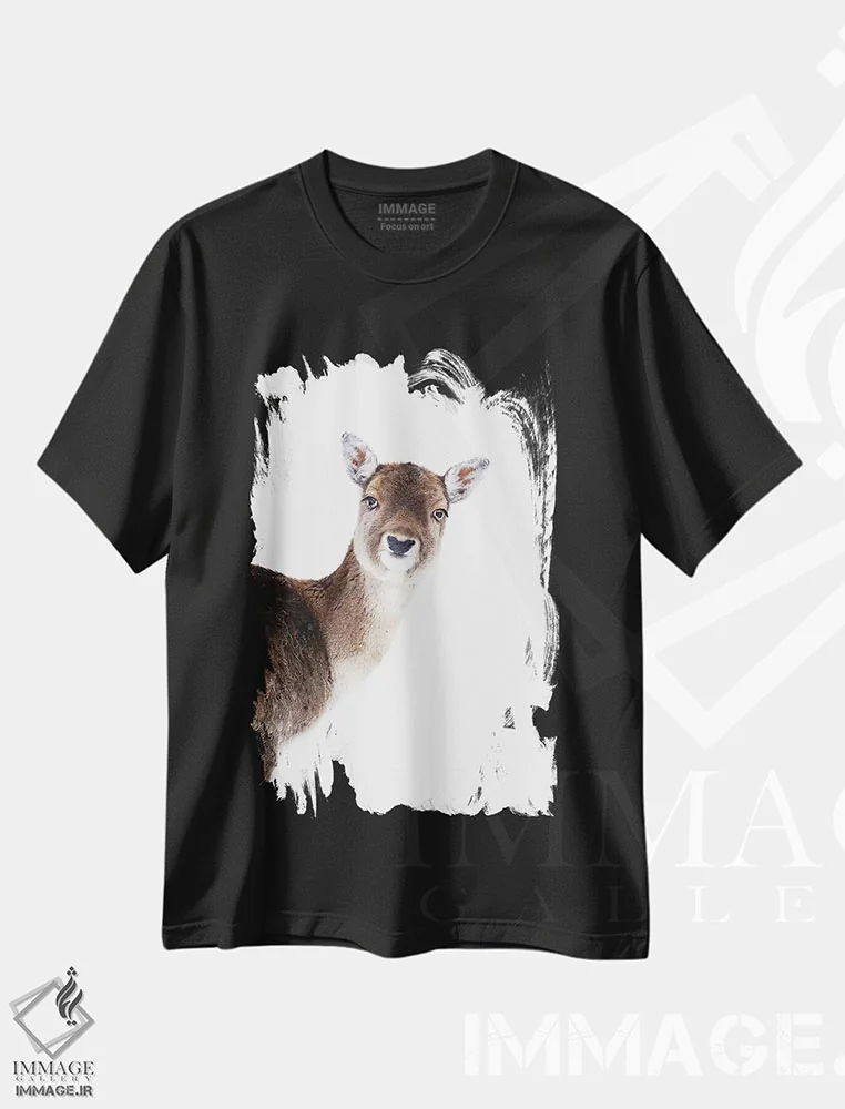 تیشرت مشکی طرح دار نگاه بازیگوش گوزن، دکور کلبه و لژ اثر مونیکا استریگل | فروشگاه ایماژ