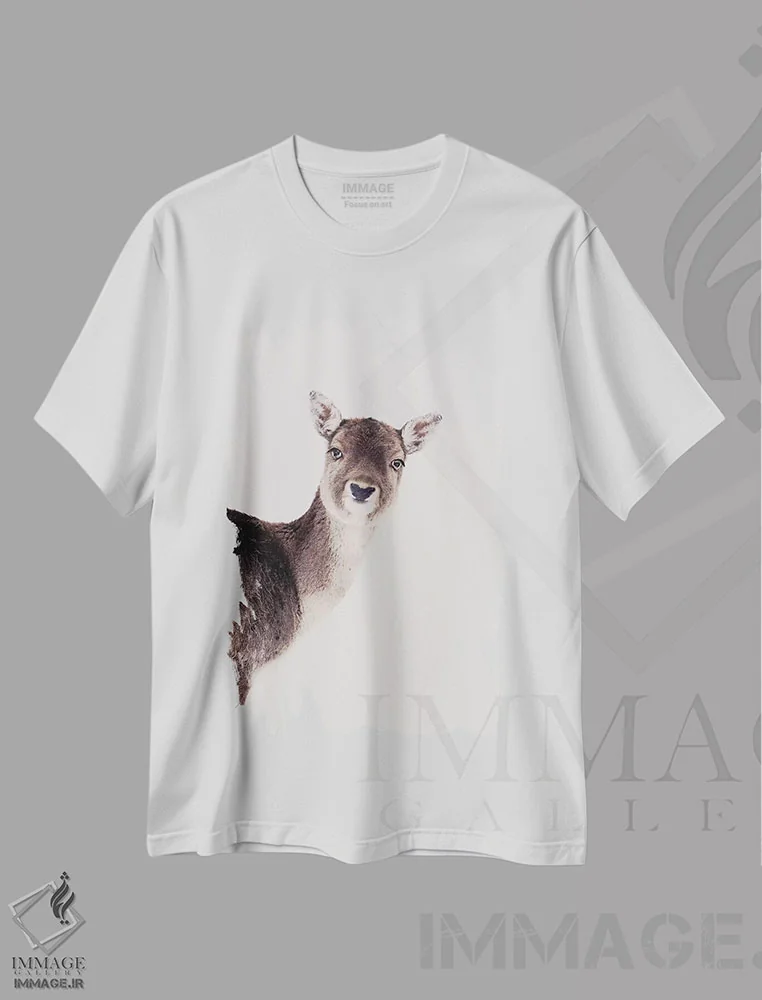 تیشرت سفید طرح دار نگاه بازیگوش گوزن، دکور کلبه و لژ اثر مونیکا استریگل | فروشگاه ایماژ