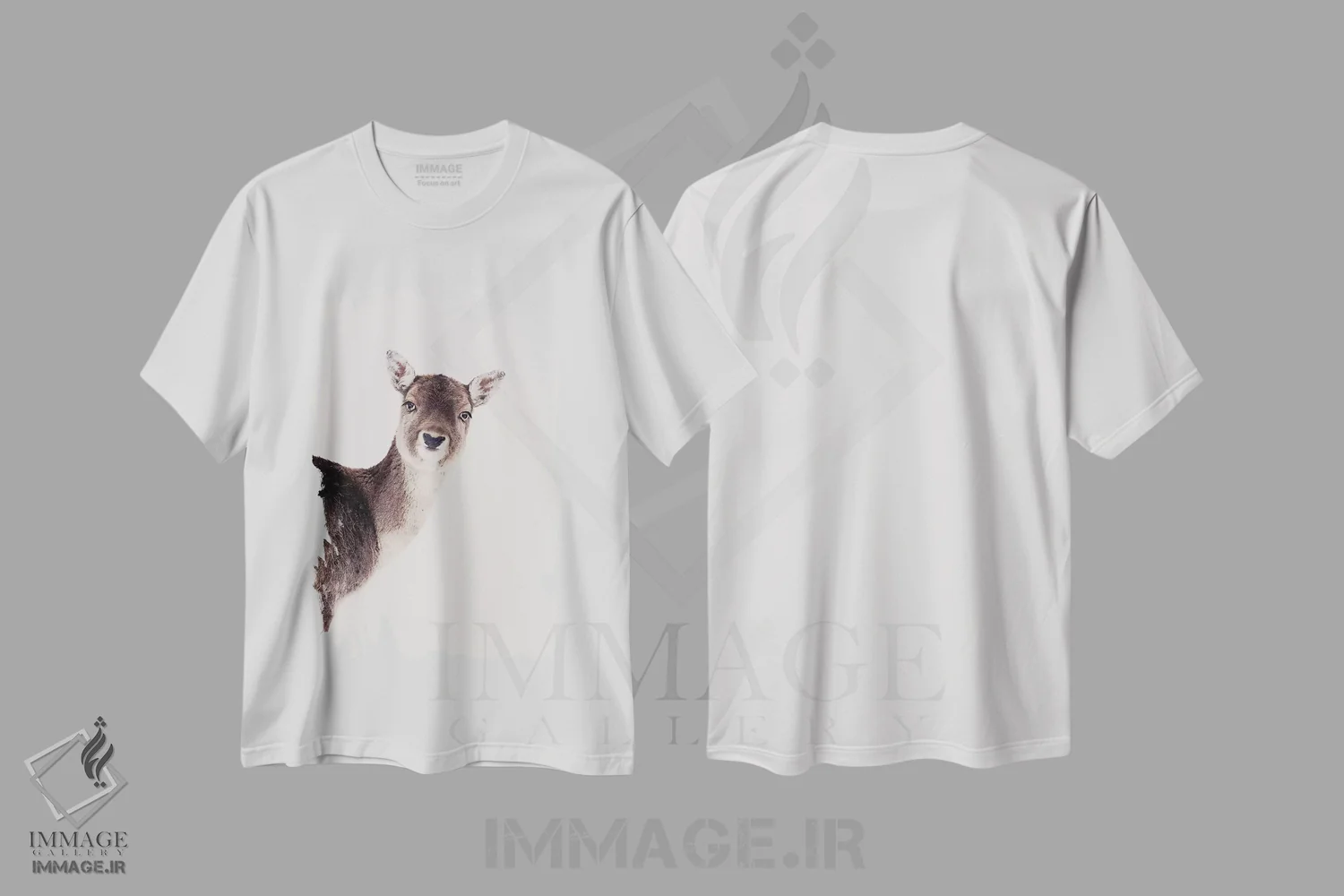 تیشرت سفید طرح دار نگاه بازیگوش گوزن، دکور کلبه و لژ اثر مونیکا استریگل | فروشگاه ایماژ