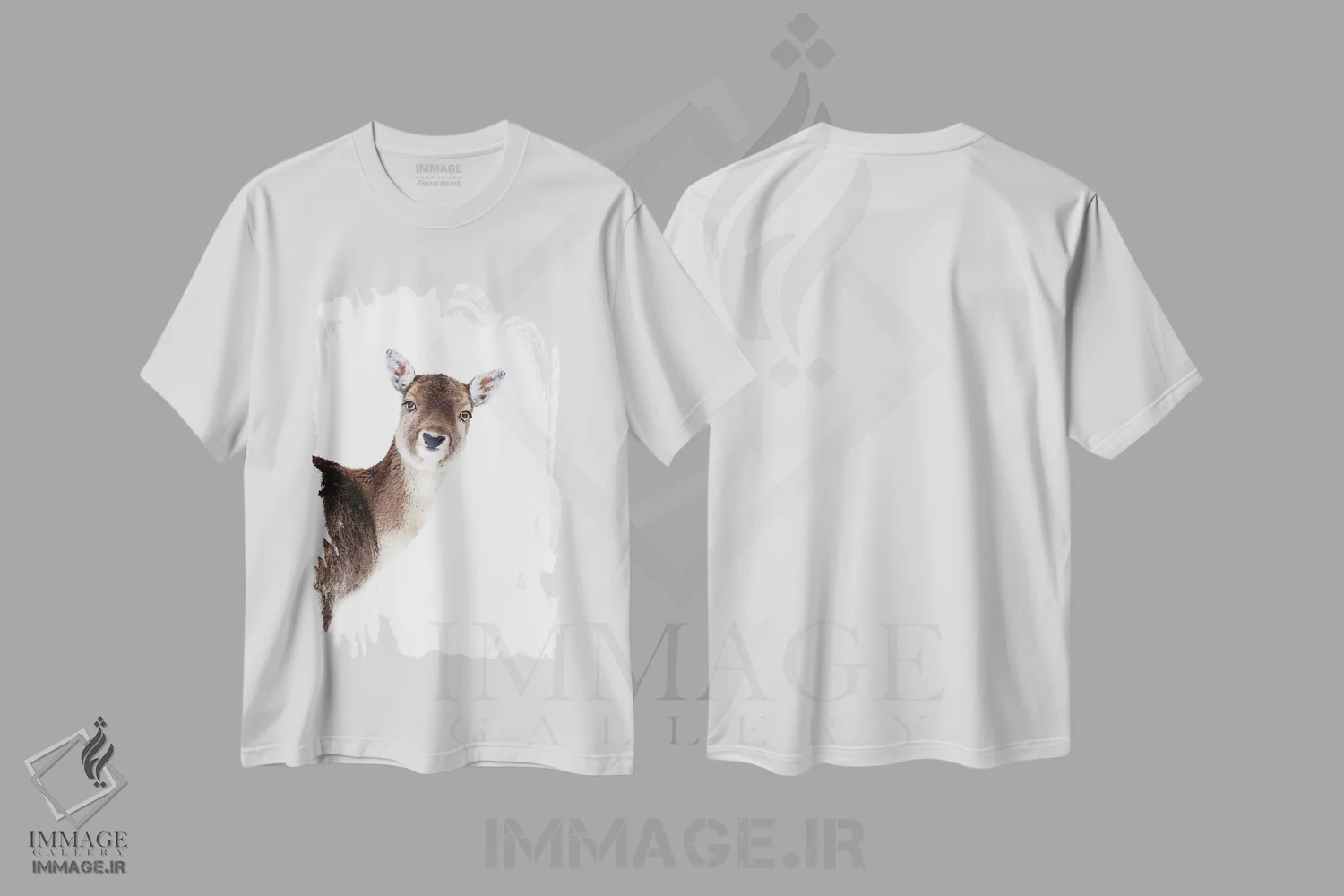 تیشرت سفید طرح دار نگاه بازیگوش گوزن، دکور کلبه و لژ اثر مونیکا استریگل | immage.ir