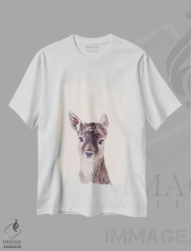 تیشرت سفید طرح دار غزال رز، دکور کلبه و لژ اثر مونیکا استریگل | immage.ir
