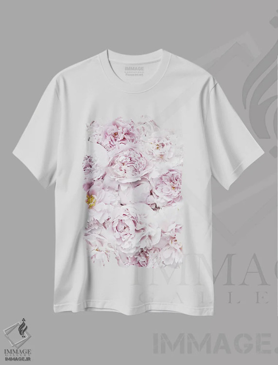 تیشرت سفید طرح دار گل های صدتومانی صورتی، تزئینی اثر مونیکا استریگل | immage.ir