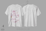 تیشرت سفید طرح دار گل های صدتومانی صورتی، تزئینی اثر مونیکا استریگل | immage.ir