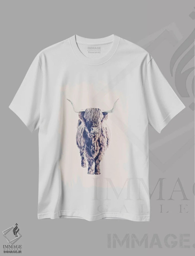 تیشرت سفید طرح دار گاو کوهستانی کالین، دکور روستایی اثر مونیکا استریگل | فروشگاه ایماژ