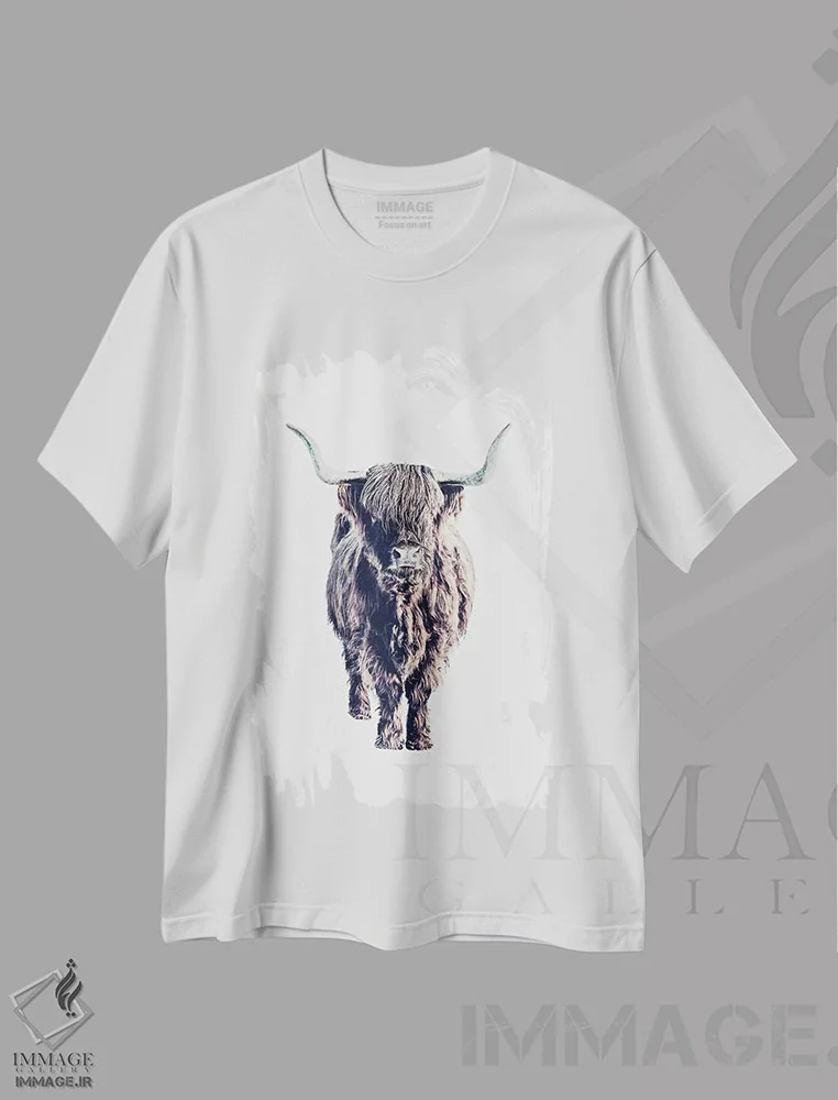 تیشرت سفید طرح دار گاو کوهستانی کالین، سفید، دکور روستایی اثر مونیکا استریگل | immage.ir