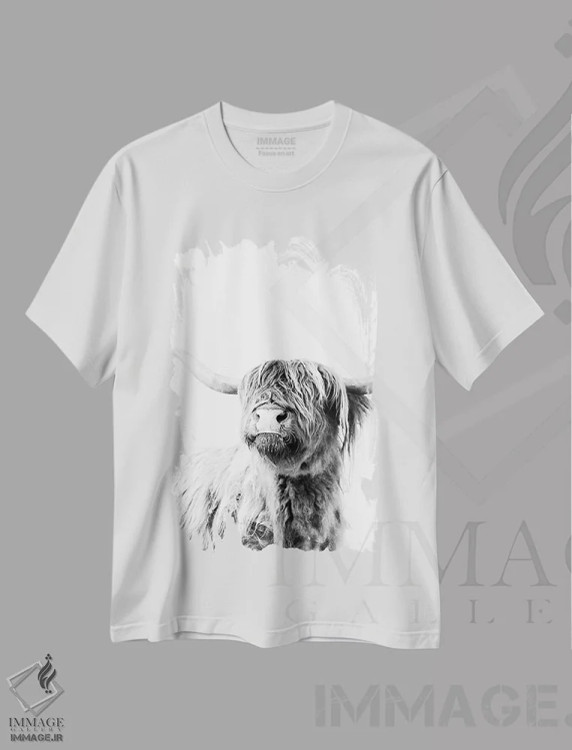 تیشرت سفید طرح دار گاو کوهستانی فریدا II، عکاسی سیاه و سفید اثر مونیکا استریگل | immage.ir